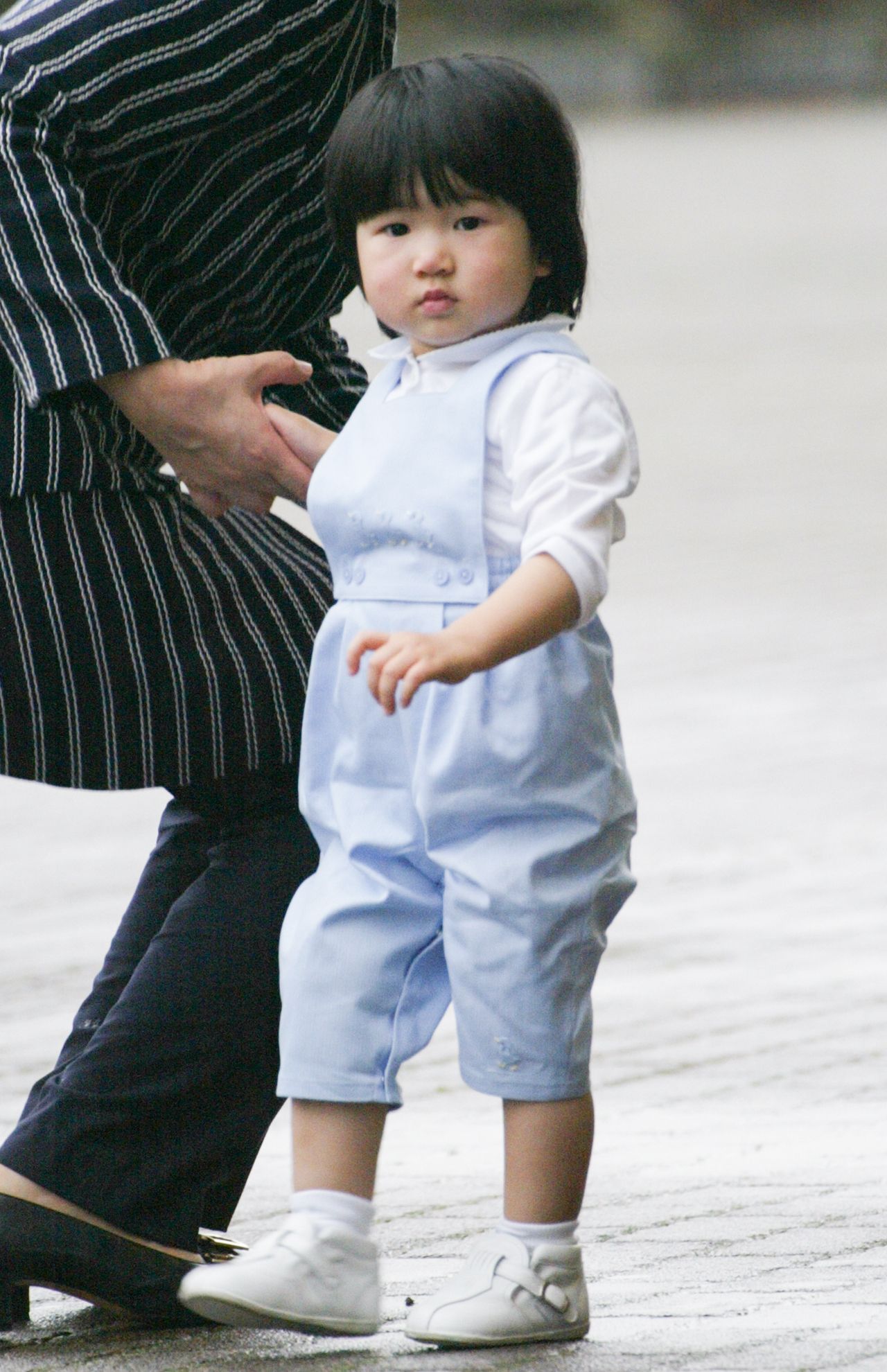 '03年8月（1歳）那須御用邸から帰京される、那須塩原駅にて。オーバーオール風ファッションで、よちよちと歩かれたり、雅子さまに抱っこされたり（撮影／JMPA）