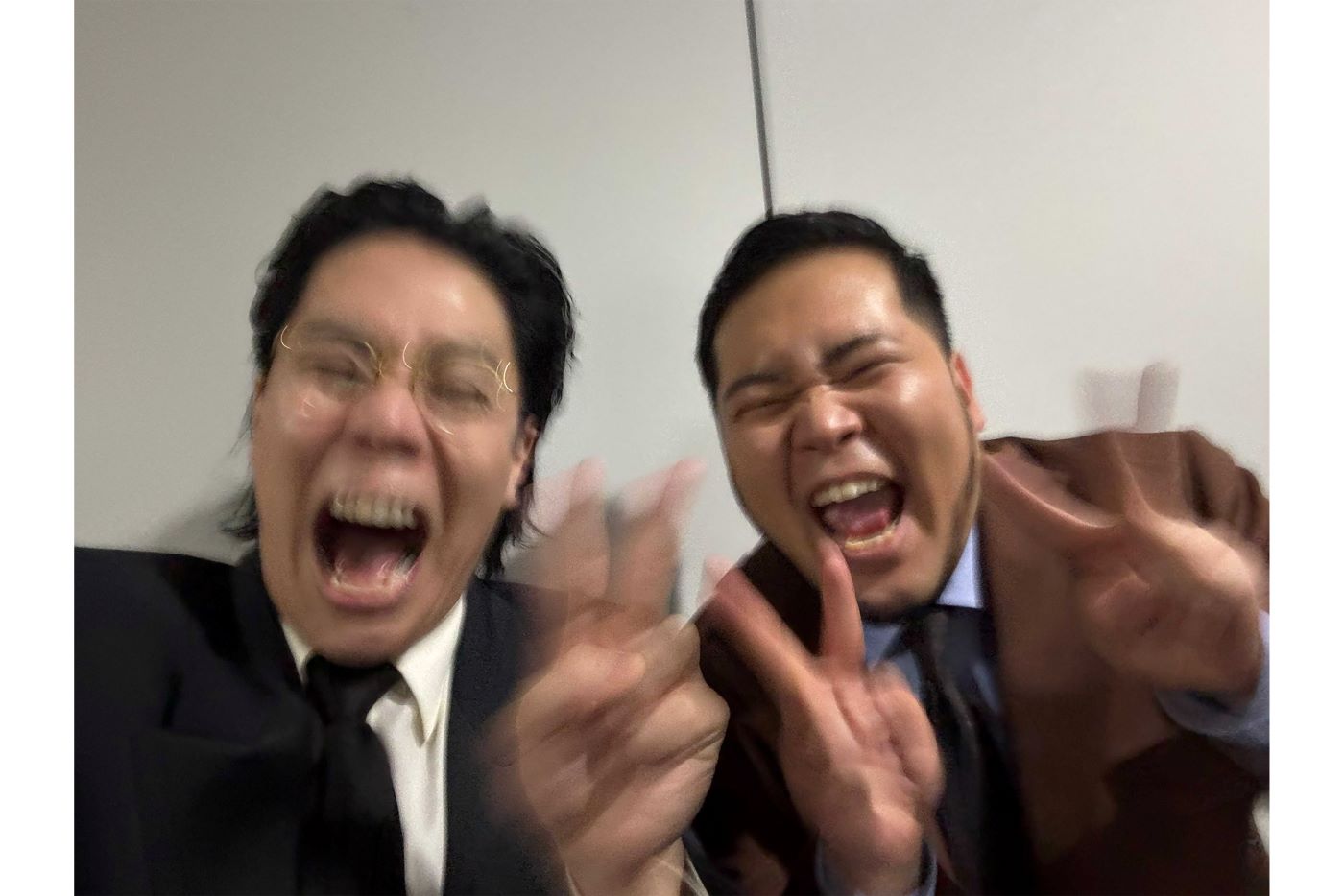 M-1グランプリ2連覇を報告した『令和ロマン』の高比良くるま（左）と松井ケムリ（高比良くるまの公式Xより）