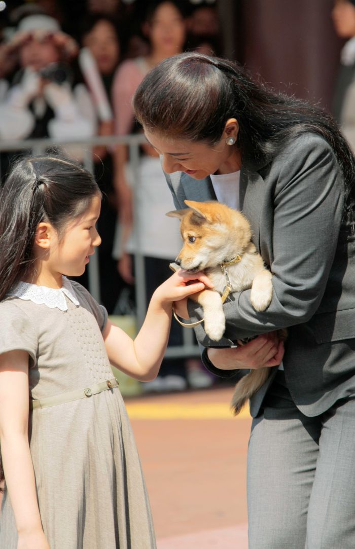 2009年春に生後2か月で引き取られた由莉。同年5月、御料牧場に向かう宇都宮駅で、初披露。雅子さまに抱かれた由莉を、そっと撫でた愛子さまは、その後に抱っこ　撮影／JMPA