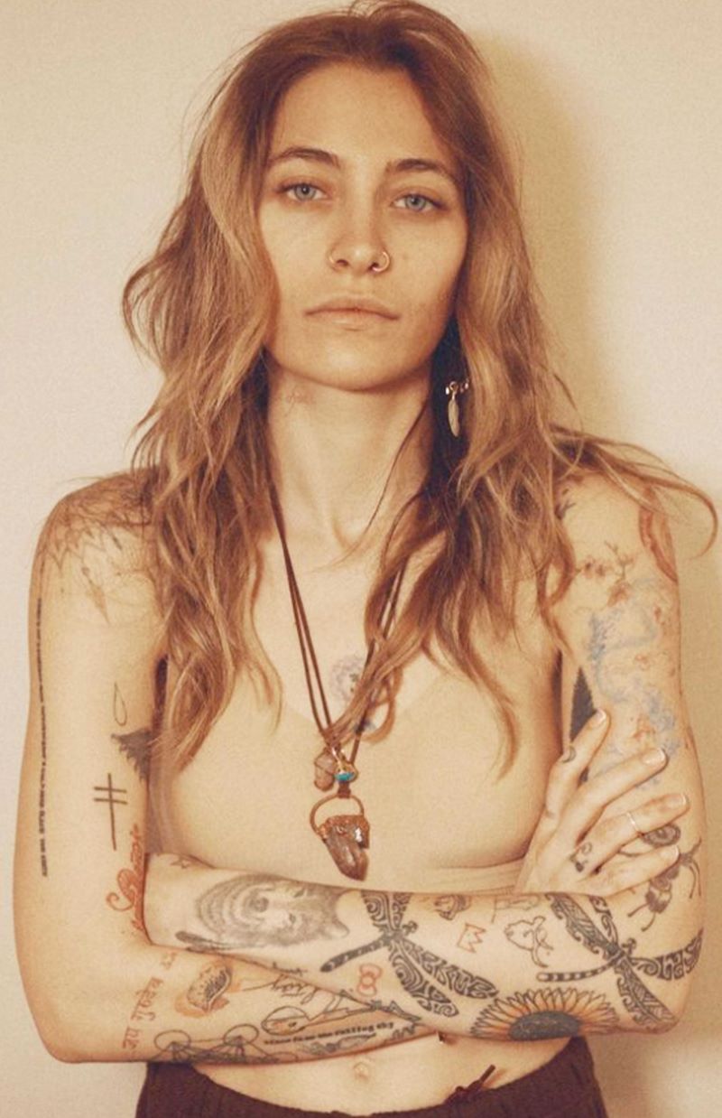 両腕や胸元までびっしりタトゥーが入ったパリス・ジャクソン（本人インスタグラムより）