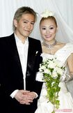 2002年、結婚披露宴を開催し、幸せの絶頂だった小室哲哉(左)とKEIKO