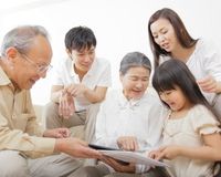 子育て世代間ギャップ解決法、孫育てガイドブックを活用