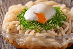 「ツルッともっちり！ 冷しぶっかけ温たまうどん」（写真：セブンｰイレブン）
