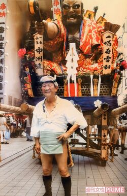 '19年、『博多祇園山笠』に参加する小松政夫さん（朋子さん提供）