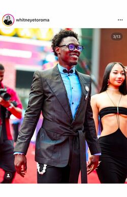 大胆な衣装で登場したヤンキース・チザムの彼女（スタイリストのWhitneyEtoromaのインスタグラムより）