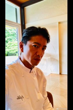 「回想シーンの撮影中」という中国語と一緒に、第1話のオフショットを投稿した木村（本人のweiboより）