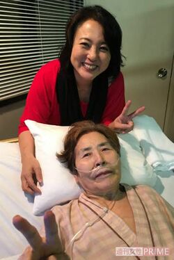 病室で撮影した母と杉田さん。肺の病気を患って、生活のほとんどすべてに介護が必要になっていた