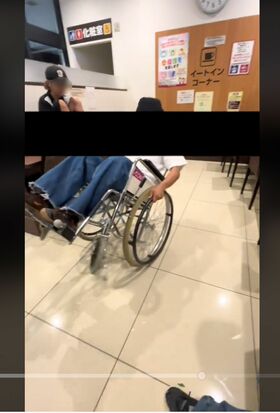 イオンの無料貸出車いすで悪ふざけをする若者たち、左にいる若者はイートインの机の上に座っている（TikTokより）