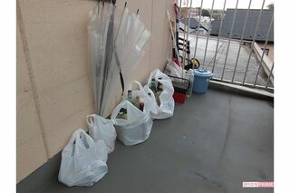 容疑者の自宅マンション前には空き瓶などのゴミ袋が並ぶ