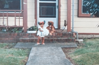 アメリカのドラマに登場しそうな広い芝生の庭に大きな家。写真に写っているのは娘のクリスタル・ケイと、愛犬のデューク