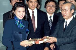 ご成婚に伴う寿退社でお別れの挨拶をするため外務省へ（’93年2月）