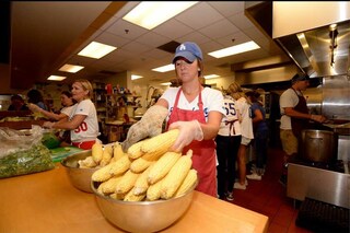 ホームレスに炊き出しを行うドジャースの選手夫人たち（画像はロサンゼルス・ドジャース公式Xより）