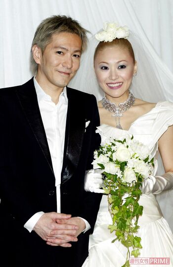 2002年、結婚披露宴を開催し、幸せの絶頂だった小室哲哉（左）とKEIKO