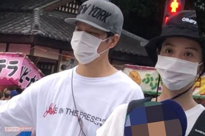 渡部建＆佐々木希が秋祭りに参加、完全防備の “慎重参拝” と謎の私生活