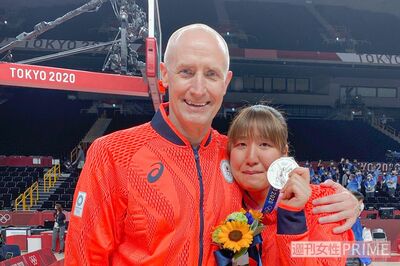 女子バスケを銀メダルに導いたヘッドコーチ、“通訳なし”で情熱をぶつけた闘いの歴史