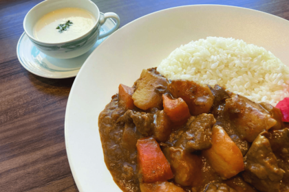 石原軍団の炊き出しカレー（2500円：ビシソワーズ付き、サービス料、消費税込み）をホテル3階赤坂スクエアダイニングで6月17日（土）、7月17日（月・祝）に、各日38食を限定販売。売り上げの一部は海の保全等、自然保護活動の団体に寄付される