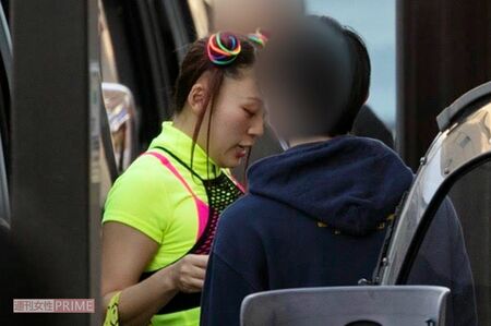 バラエティー番組のロケに臨むフワちゃん。打ち合わせ中は真剣な表情（2021年）