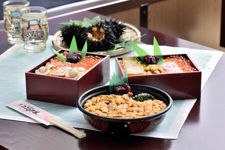 あわび弁当（1950円）、うに丼（2600円）、ほたて弁当（1450円）