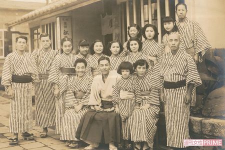 6代目の達三さんと妻の菊子さんを中心に従業員が集まる。船橋屋には、「血よりのれんは重い」という言葉があり、直系であっても継がせることができないと判断した場合は、養子を迎えてのれんを継いできた