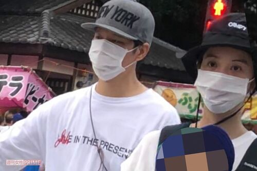 '19年、都内の秋祭りに参加した渡部建・佐々木希夫妻