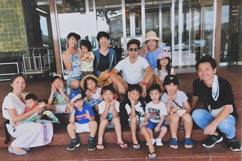 3人の子どもたちとたくさんのお孫さんに囲まれ、にぎやかなあさの家