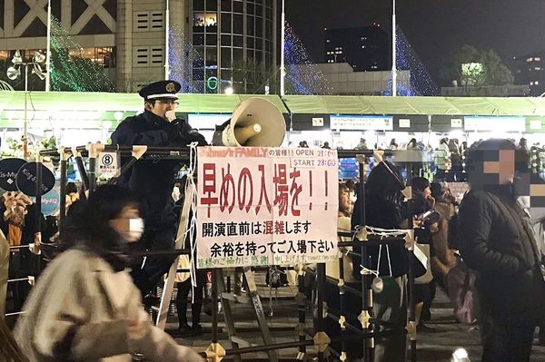 名物スタッフのアナウンスはこの日も絶好調／筆者撮影