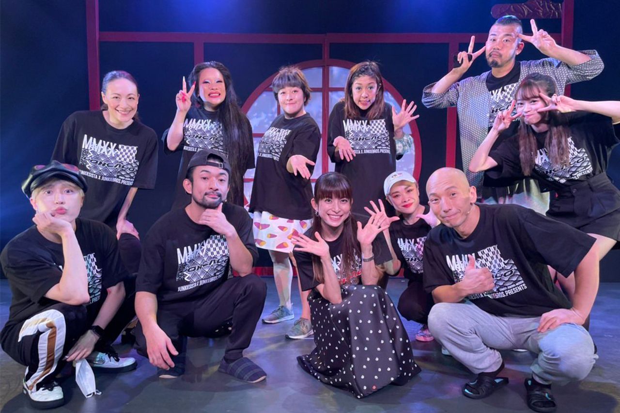 『GOHCAGO〜御加護〜』の出演者との写真をツイッターに載せる上原多香子