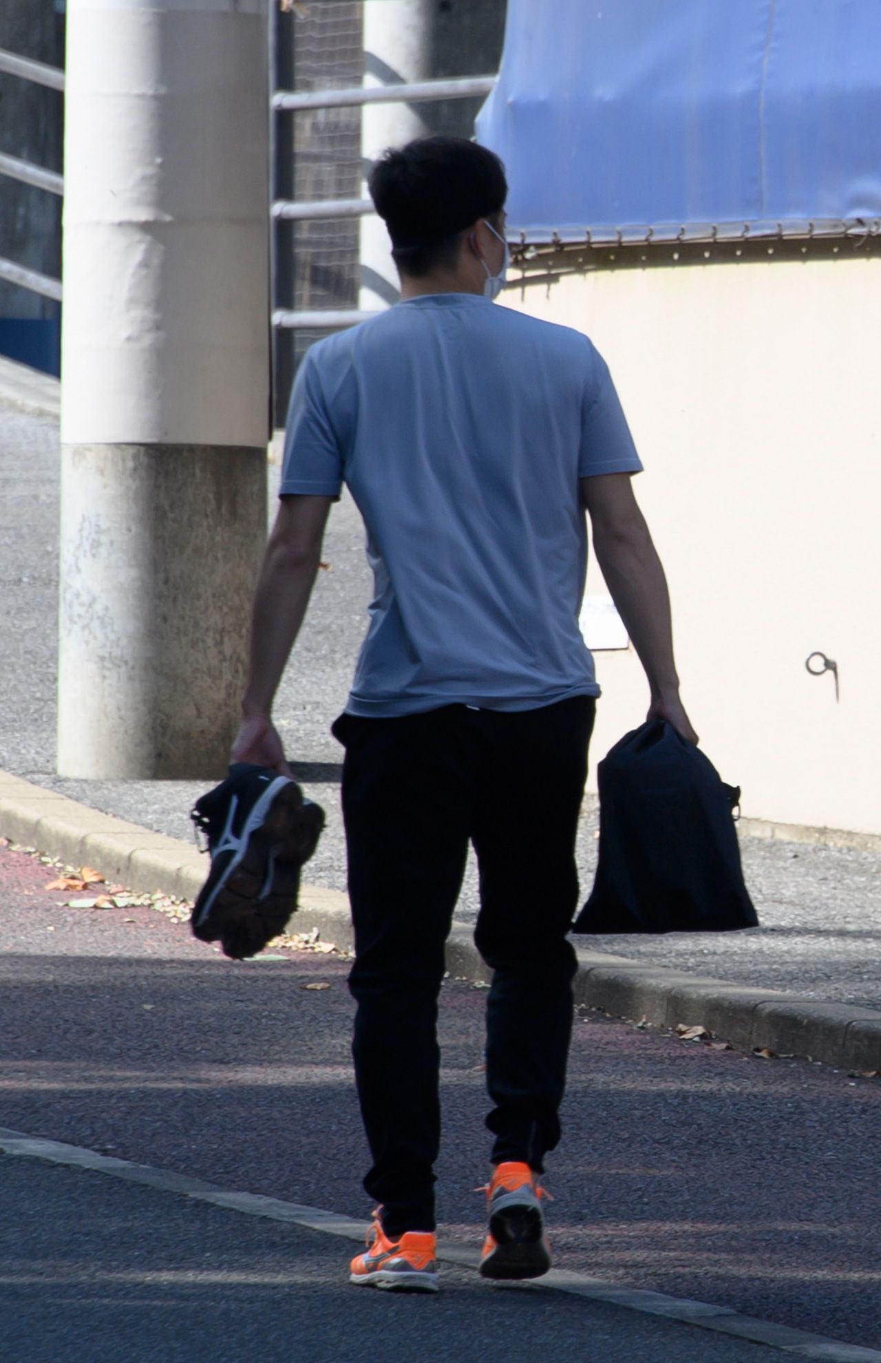 2軍施設内を歩く斎藤佑樹