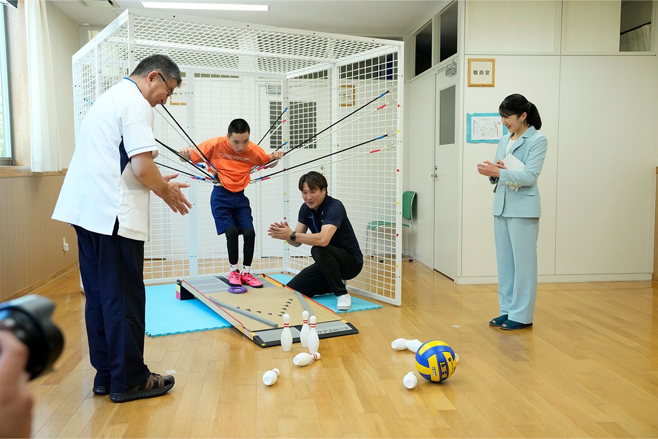 　8月21日、医療福祉センター「ふくしあ」を訪問された愛子さま。子どもたちを見守られて