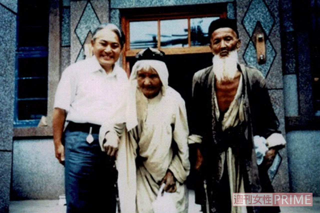 シルクロード・ホータンで健診に訪れた100歳越えの最長寿夫婦と