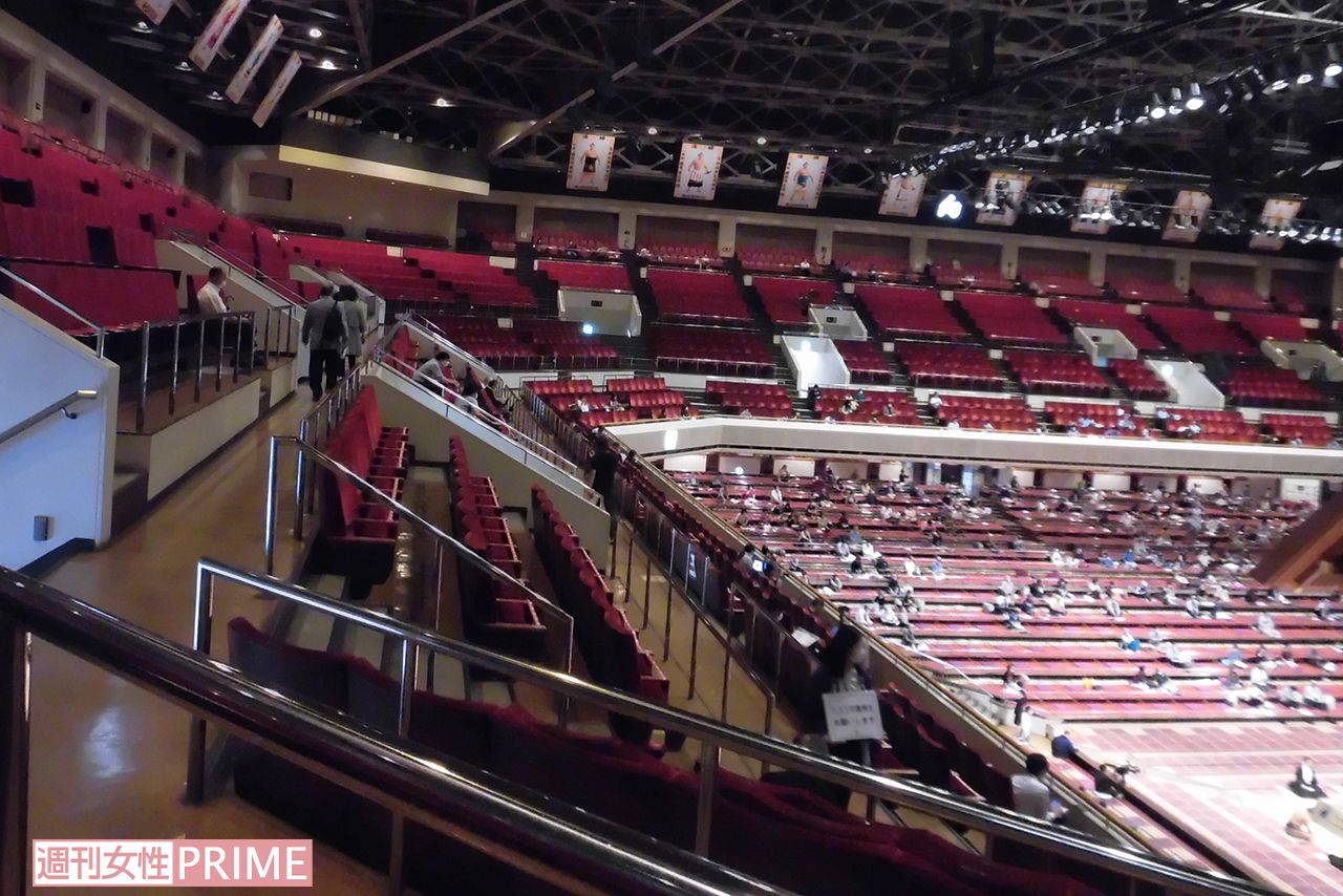 コロナ禍の開催となった、令和2年の大相撲九月場所。2階席は空席が目立つ（著者撮影）