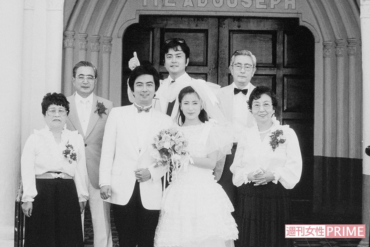 1983年3月、グアムで挙式をした大和田獏と岡江久美子さん