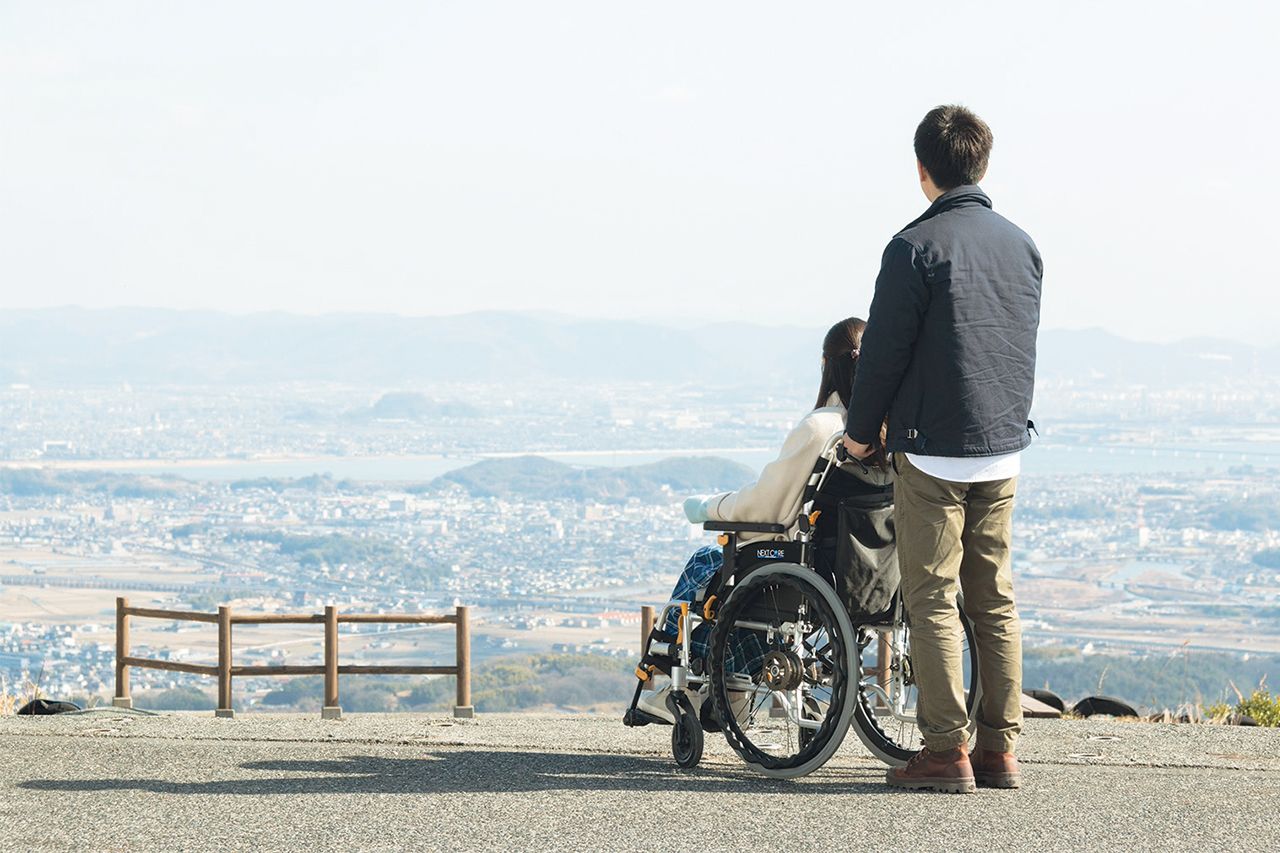 並々ならぬ覚悟で役に挑んだ佐藤と土屋。撮影前には岡山を訪れ、実在する中原尚志さん、麻衣さんご夫妻に面会し、取材を行った （c）2017 映画「8年越しの花嫁」製作委員会