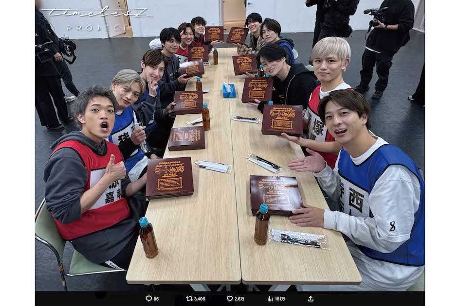 店名がよく見えるようにポーズ？（timelesz project公式Xより）