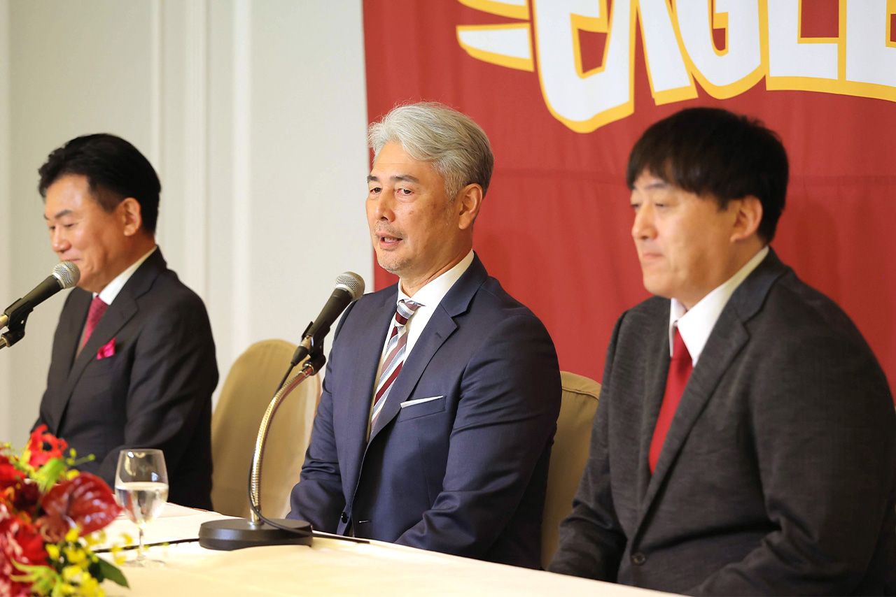 2026年6月17日の楽天・吉井理人監督の就任会見で、質疑応答に臨んだ三木谷浩史オーナーと石井一久GM　写真／共同通信社
