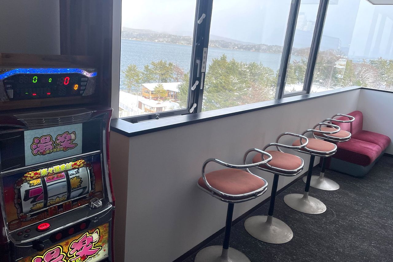 スロットコーナーからは能登の美しい景色も見られる　写真提供／能登の宿 和倉温泉はまづる