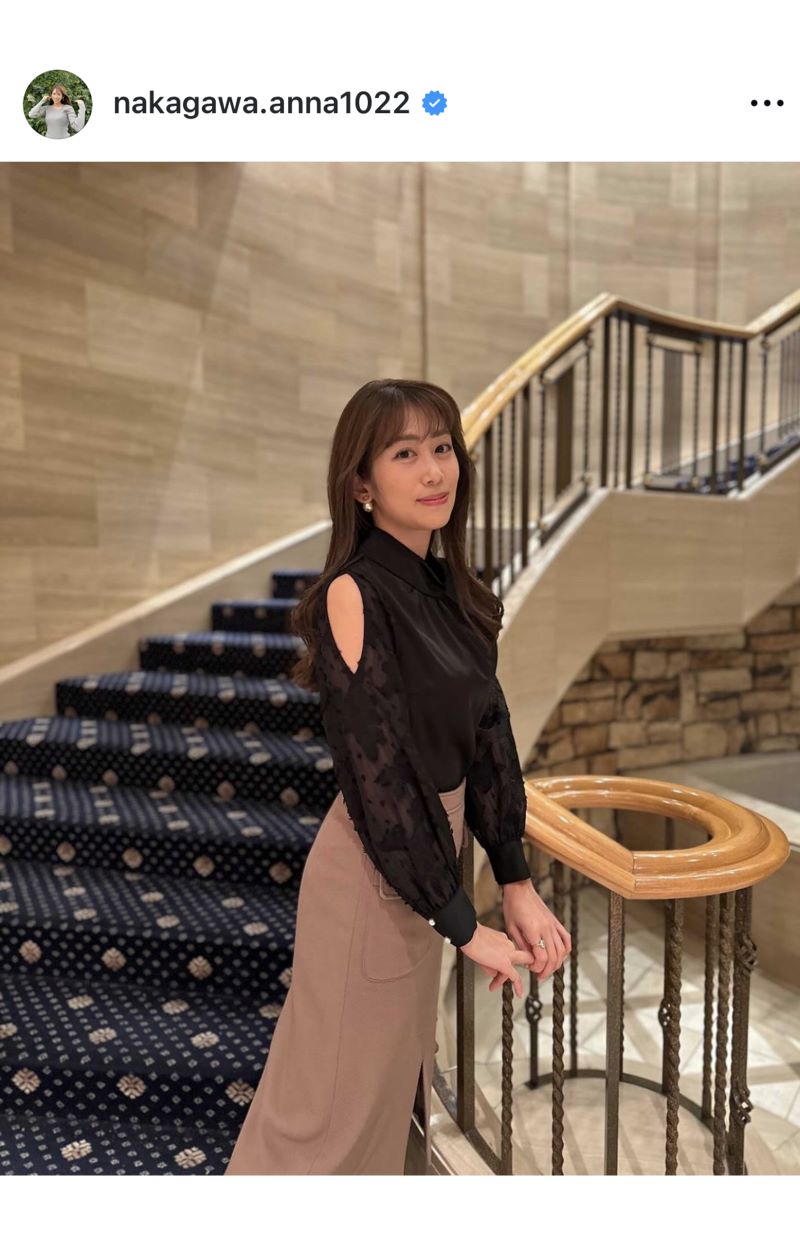 タートルネックのときは肩を出す（中川安奈アナウンサーの公式インスタグラムより）