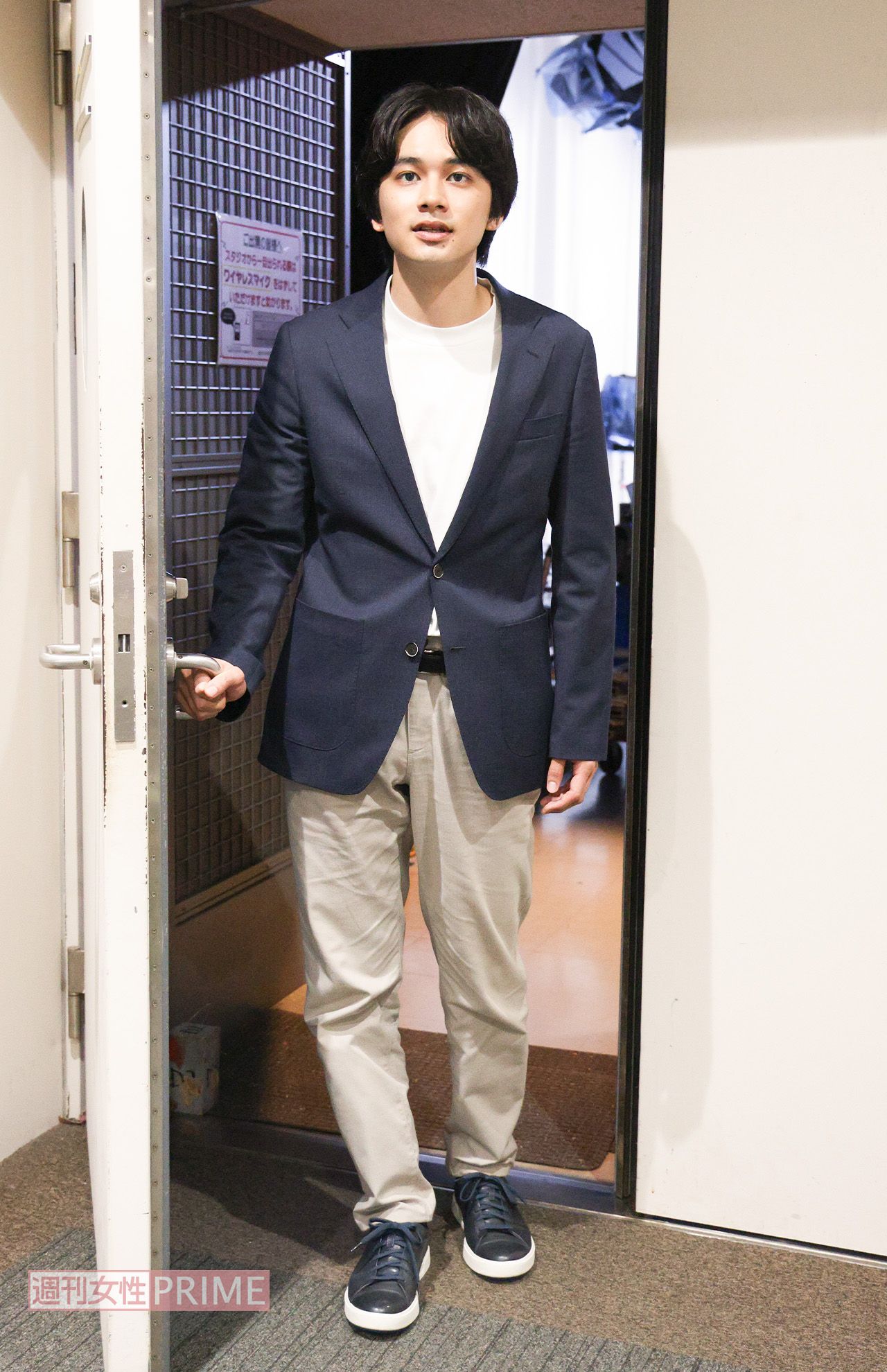 この日は朝から収録スタートの北村匠海。午前中のシーンを予定どおり撮り終え、スタジオを出たところ撮影／吉岡竜紀