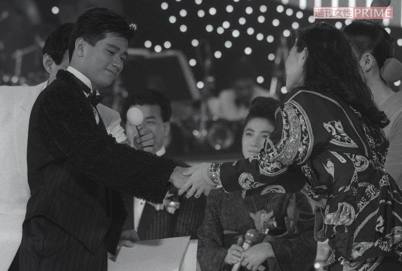 第13回『日本テレビ音楽祭』で熱い握手を交わす近藤真彦と中森明菜（1987年）