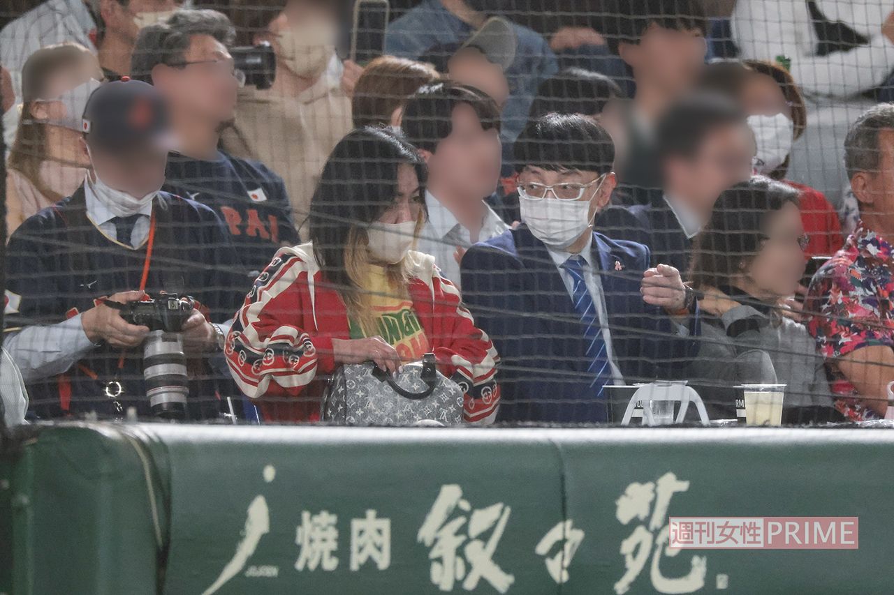 3月16日、WBCイタリア戦を観戦するジャガー横田と木下医師