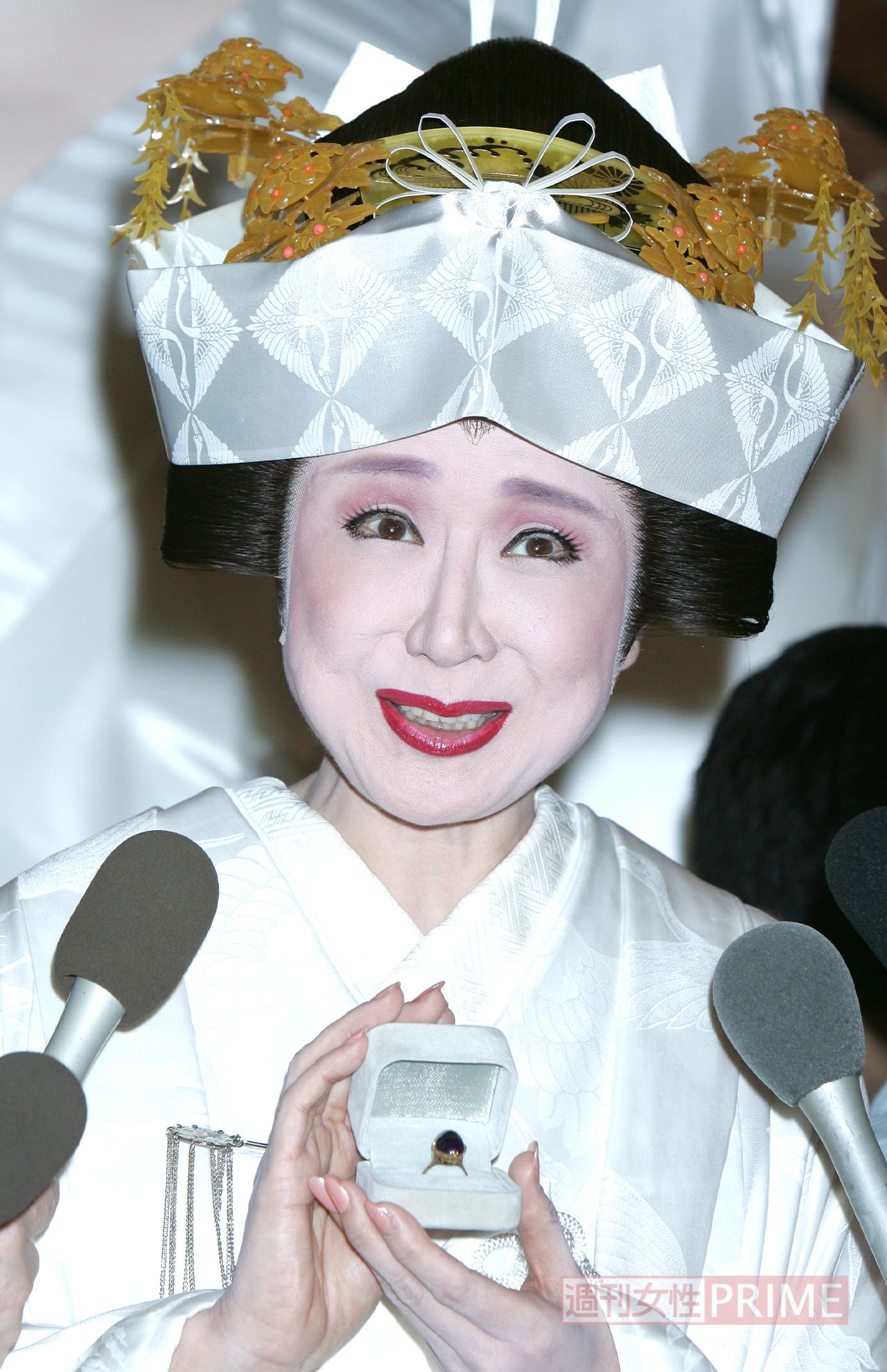 終始ニコニコでインタビューに答える小林幸子（2011年の結婚会見）