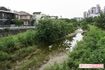 住宅街に流れる水のほとんどない空堀川。遺棄現場は写真左岸の奥
