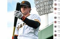 巨人・キャベッジが三振でバットを折る悪態も、絶不調だけではない、ヤクルト・アビラとの“メジャーの掟”…