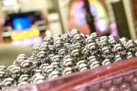 海外通販で月30万円稼ぐ主婦「100均商品、アニメグッズが数十倍に！つり革も売れ線」