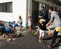 民主党議員「子どもは未来。保育士は未来を育てる専門職」