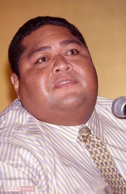 マゲを切り引退会見をする、ハワイ出身の小錦