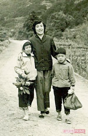 徳島県鳴門市に住んでいたころ。母、弟と7歳の浜野