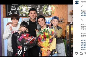 平手友梨奈ら出演者の誕生日を祝う竹内涼真たち。チームワーク抜群だ（『六本木クラス』公式インスタグラムより）