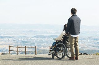 並々ならぬ覚悟で役に挑んだ佐藤と土屋。撮影前には岡山を訪れ、実在する中原尚志さん、麻衣さんご夫妻に面会し、取材を行った （c）2017 映画「8年越しの花嫁」製作委員会