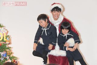 園児ふたりだって、楽々持ち上げちゃうたくましさ